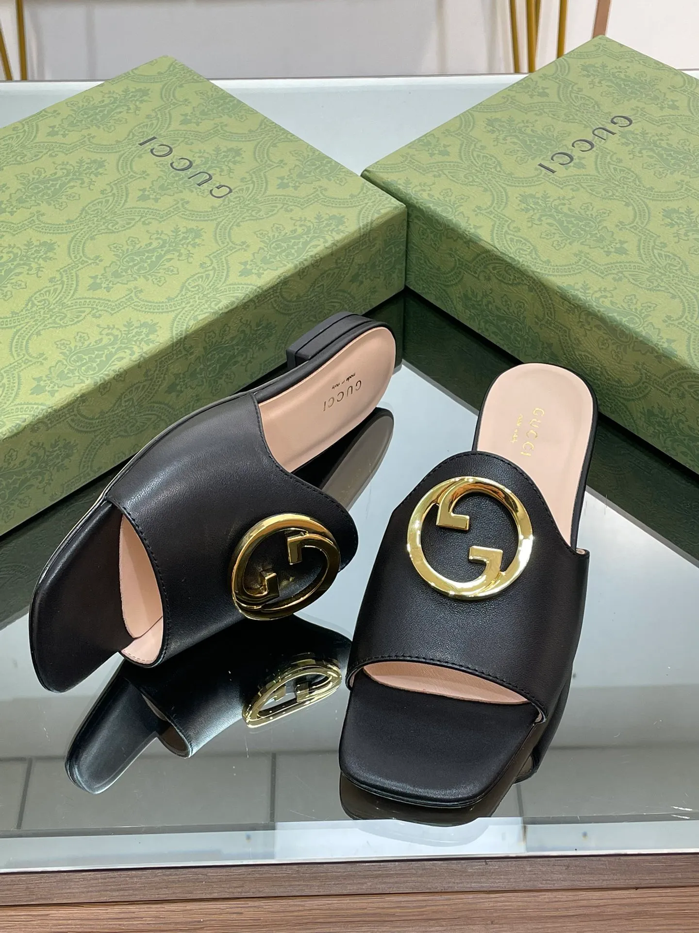 👟👟Ex-factory price 440👟👟 GuCCl high-end boutique 2024 new flat-heeled round interlocking double GG slippers, authentic original quality! Every detail has been carefully crafted and can be compared with ZG, no second quality!  Fabric: Original customized imported grain leather Hardware: Dongguan Dachang mold-opening hardware round interlocking double G buckle Lining/foot pads: High-end customized sheepskin lining Heel height: 1.0CM Outsole: Italian genuine leather sole Size: 35-41 (40 41 customized, non-returnable) Original high-end packaging!  The GucCi Blondie series made its debut in Los Angeles during the "Gucci March of Love" series of fashion shows, showing its outstanding charm on the star-studded Hollywood Walk of Fame. The new series echoes the style shown in the recent series, blending retro aesthetics and modern fashion to integrate different eras! The monogram pattern of the brand founder originates from the archive design of the 1970s, vividly interpreting this mid-heeled shoe💋👏 ●Circular interlocking double G details. High ●Italian creation Green full set of high-end original packaging